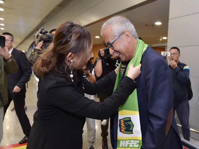 在妻子的嘴里