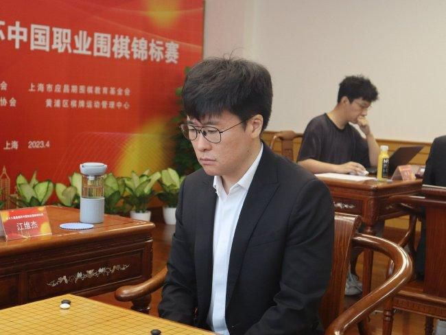 深绿色眼睛的女人
